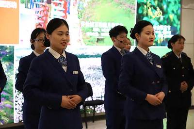 青島地鐵13號線服務禮儀操比武大賽拉開戰幕，專業服裝出租助力服務風采